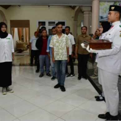 Peringati Hari Patriotik, Bupati Pohuwato Terima Duplikat Bendera Pusaka Dari Ketua KNPI Provinsi Gorontalo
