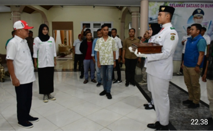 Peringati Hari Patriotik, Bupati Pohuwato Terima Duplikat Bendera Pusaka Dari Ketua KNPI Provinsi Gorontalo