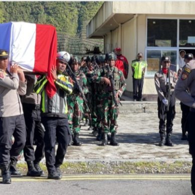Jenazah Bripka Anumerta Ronald M. Enok Yang Gugur Dalam Tugas, Diterbangkan ke Jayapura