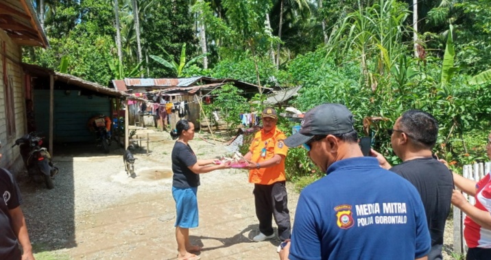 Tagana Pohuwato Distribusikan Makanan Siap Saji Ke Masyarakat Desa Londoun