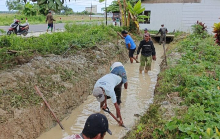 Di Serang Rasa Gatal, Koptan Semangat Juang Satu Tetap Semangat Bersihkan Sedimentasi Saluran Air