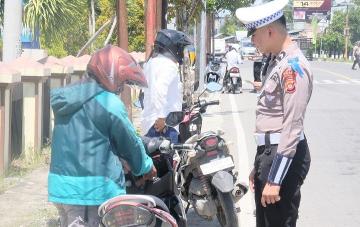 Hari Pertama Operasi Keselamatan Otanaha, Dit Lantas Polda Gorontalo Berikan Himbauan Peraturan Lalin Kepada Pengendara