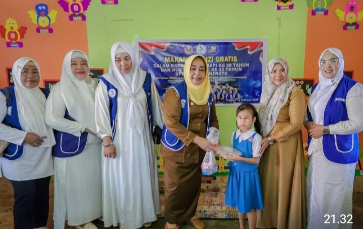 IWAPI Gelar Bhakti Sosial Di Dua Sekolah