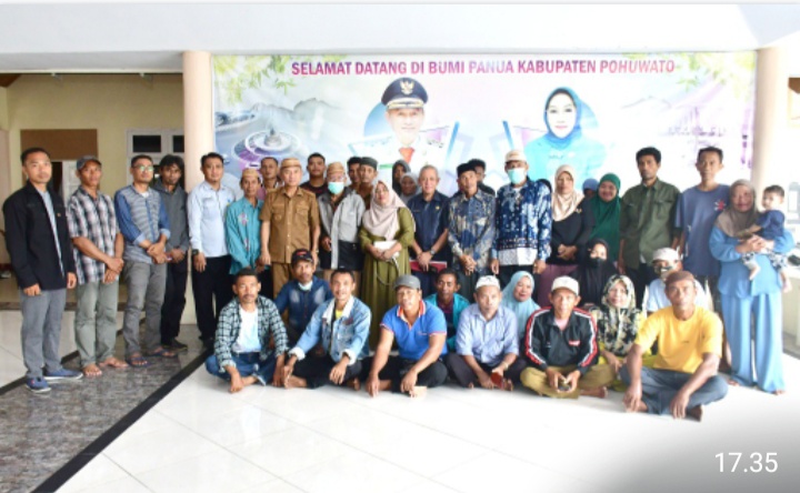 Warga Patuhu Temui Bupati Pohuwato Saipul Mbuinga