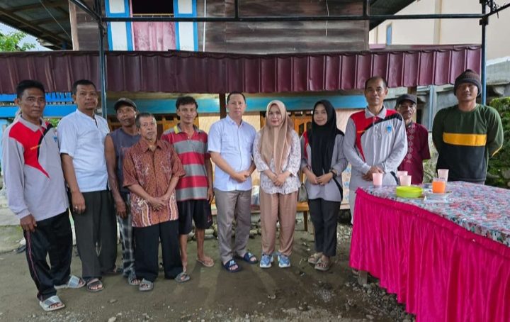 Peduli Sesama Balkisri Anggota DPRD Lahat Didampingi Suami Terjun Langsung Berikan Bantuan Ke Korban Kebakaran