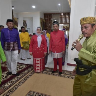 Penghormatan Terakhir, Wabup Suharsi Igirisa Diantar Dalam Prosesi Adat “Modepito”
