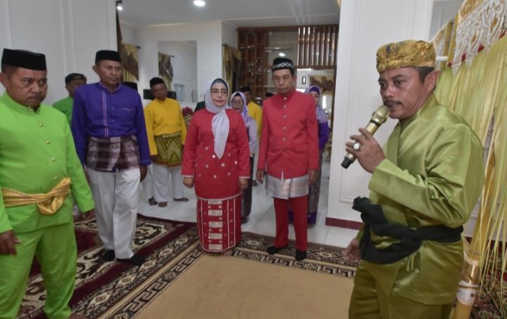 Penghormatan Terakhir, Wabup Suharsi Igirisa Diantar Dalam Prosesi Adat “Modepito”