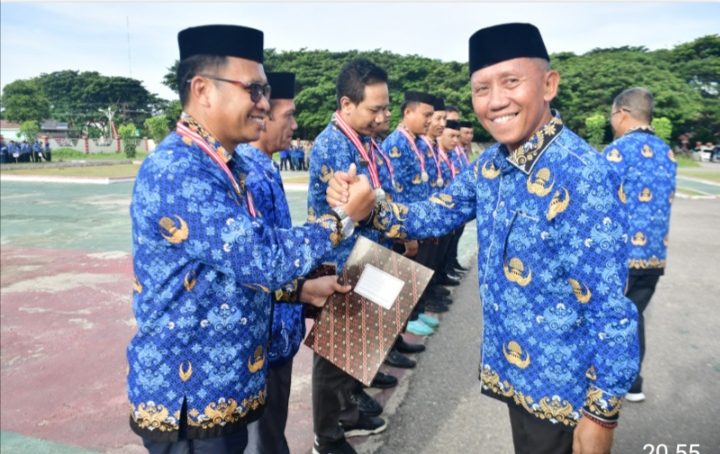 Wakil Bupati Pohuwato, Iwan S. Adam, Menerima Piala Kajati Cup 2025 Dari Kapten Tim Mini Soccer