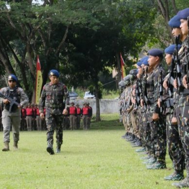 Atraksi Double Stick Dan Bongkar Pasang Senjata Menjadi Tanda Penutupan Upacara Pratama Brimob Dan Tamtama Remaja