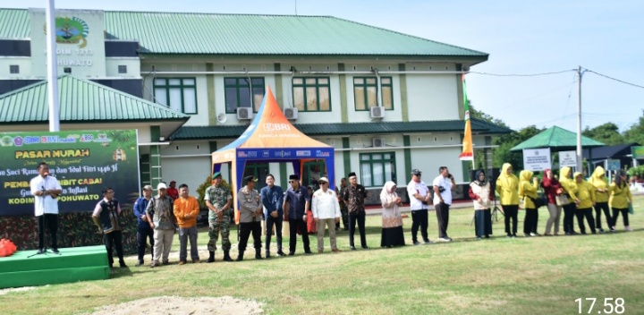Bupati Pohuwato Hadiri Kegiatan Pasar Murah Di Halaman Makodim 1313