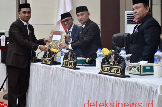 Paripurna DPRD Ke – 13, Bupati Dan Wabup Menerima Pokir Hasil Reses
