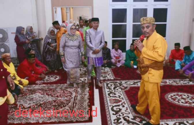 Bupati Pohuwato, Saipul A. Mbuinga, Jalani Prosesi Adat Gorontalo Mopopiduduto