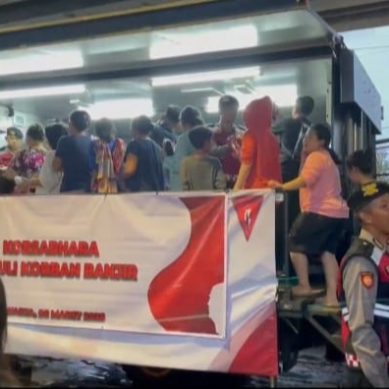 Polri Bagikan 500 Porsi Makanan untuk Korban Bajir Rawajati