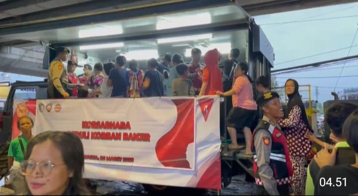 Polri Bagikan 500 Porsi Makanan untuk Korban Bajir Rawajati