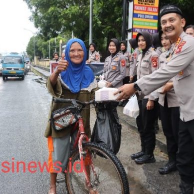 Wakapolda Gorontalo dan PJU Turun ke Jalan Bagikan Takjil