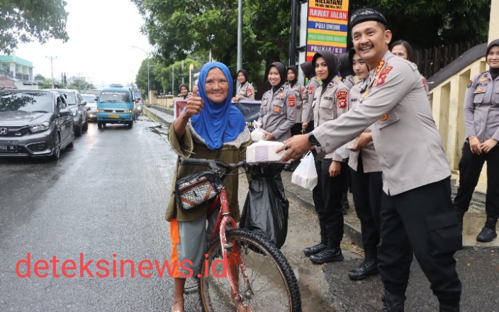 Wakapolda Gorontalo dan PJU Turun ke Jalan Bagikan Takjil