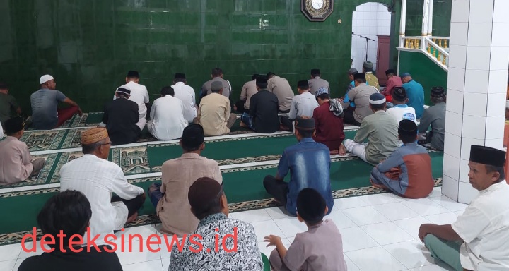 Kapolres Pohuwato Bersama Masyarakat Desa Sipayo Melaksanakan Sholat Maghrib Berjamaah