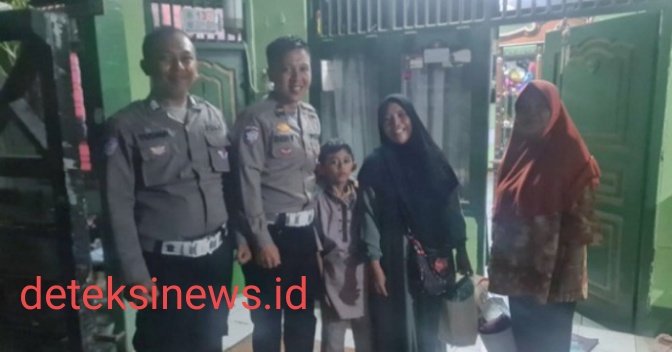 Aksi Mulia Polisi Bantu Ibu-Anak yang Kehabisan Tiket Bus Mudik