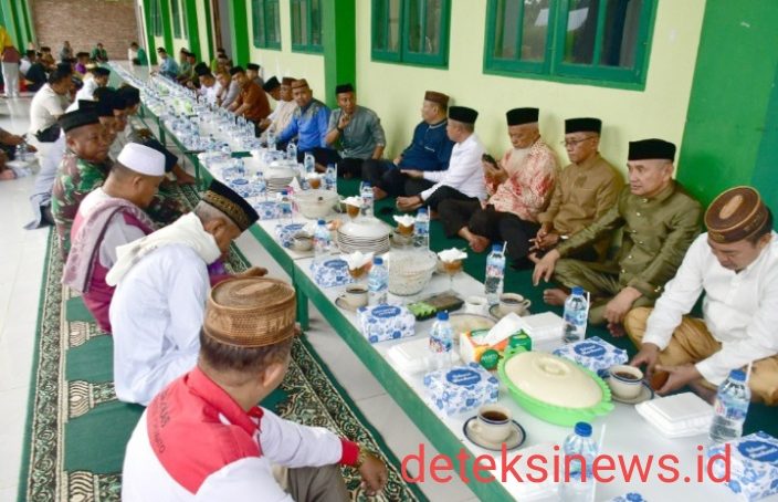 Bupati Saipul Mbuinga dan Wabup Iwan Adam Buka Puasa Di Mesjid Al Munawwarah Popayato