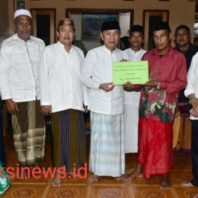 Bupati Pohuwato, Saipul A. Mbuinga, Menyerahkan Bantuan Pembangunan Masjid Jabalnur  Desa Dambalo