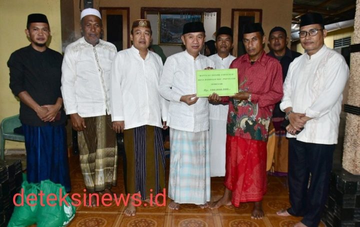 Bupati Pohuwato, Saipul A. Mbuinga, Menyerahkan Bantuan Pembangunan Masjid Jabalnur  Desa Dambalo