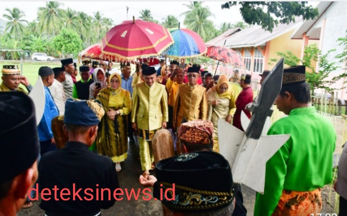 Bupati Dan Wakil Bupati Pohuwato Jalani Prosesi Adat Mopotilolo Di Wanggarasi