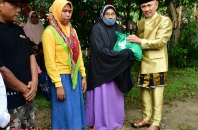 Selesai Mopotilolo Di Lemito, Bupati dan Wakil Bupati Serahkan Paket Ramadhan Ke Kaum Dhuafa
