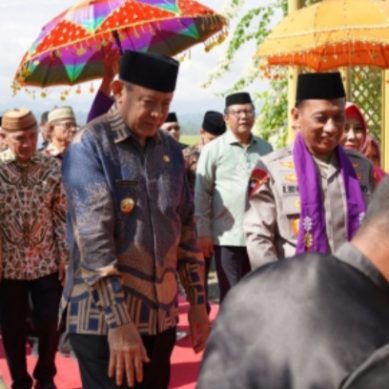 Bupati Saipul Mbuinga Hadiri Penyambutan Adat Mopotilolo Kapolda Gorontalo