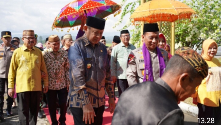 Bupati Saipul Mbuinga Hadiri Penyambutan Adat Mopotilolo Kapolda Gorontalo