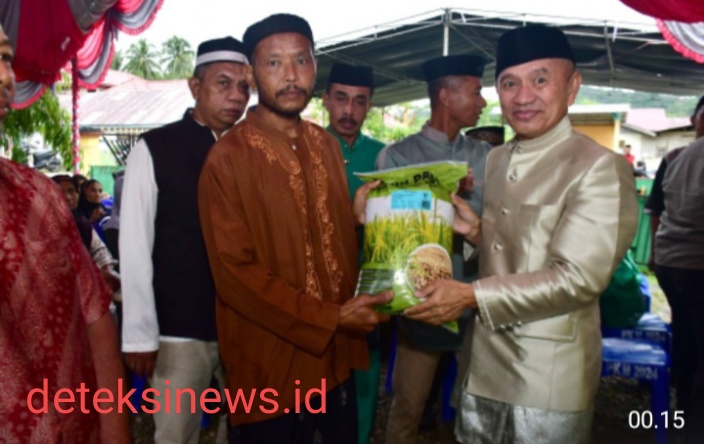 Bupati Dan Wabup Serahkan 137 Paket Bantuan Ramadhan Bagi Kaum Dhuafa Dan CS Di Taluditi