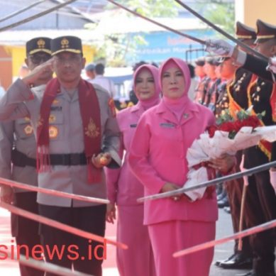 Jajar Penghormatan dan Tradisi Pedang Pora Sambut Irjen Pol. Drs. R. Eko Wahyu Prasetyo di Mapolda Gorontalo
