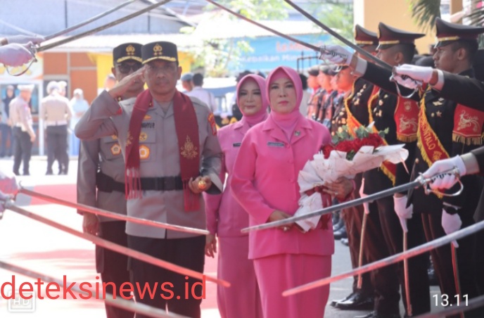 Jajar Penghormatan dan Tradisi Pedang Pora Sambut Irjen Pol. Drs. R. Eko Wahyu Prasetyo di Mapolda Gorontalo