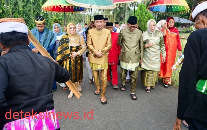 Hari Ini, Bupati dan Wabup Pohuwato Diterima Secara Adat Mopotilolo Di Dengilo