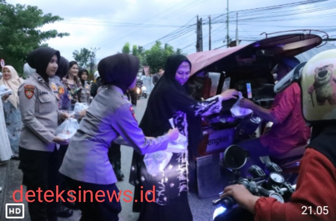 Kapolda dan Ketua Bhayangkari Daerah Gorontalo Bagikan Takjil untuk Warga