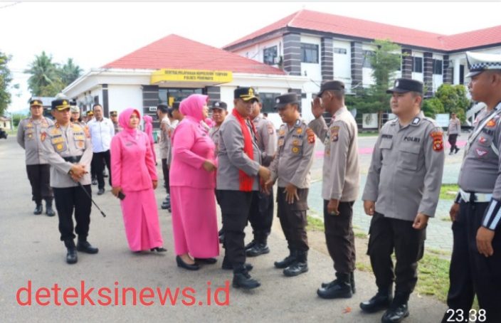 Momen Haru Menyelimuti Suasana Polres Pohuwato, Saat AKBP Winarno Pamitan