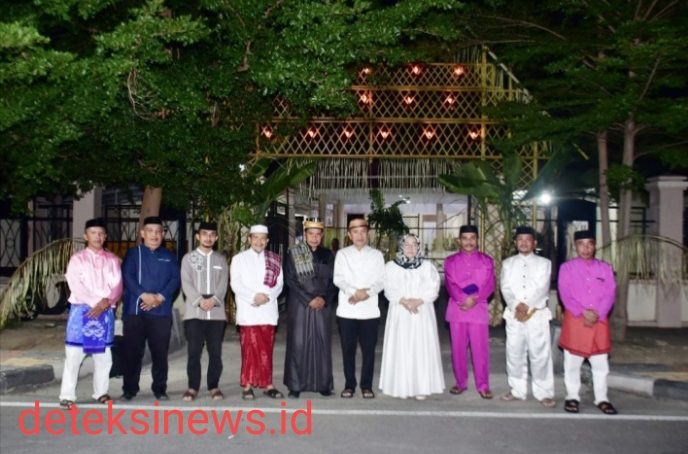 Bupati Dan Ketua TP PKK Kabupaten Pohuwato, Awali Proses Pasang Lampu Di Rudis