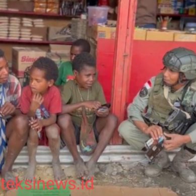 Personel Operasi Damai Cartenz-2025 Bangun Kebersamaan dengan Anak-Anak di Intan Jaya
