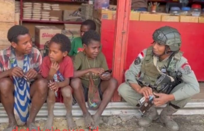 Personel Operasi Damai Cartenz-2025 Bangun Kebersamaan dengan Anak-Anak di Intan Jaya