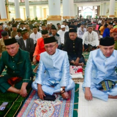 Bupati  Saipul A. Mbuinga, bersama Wabup, Iwan S. Adam, Shalat Idulfitri di Masjid Agung Baiturrahim