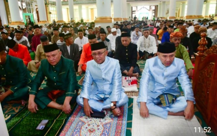 Bupati Saipul A. Mbuinga, bersama Wabup, Iwan S. Adam, Shalat Idulfitri di Masjid Agung Baiturrahim