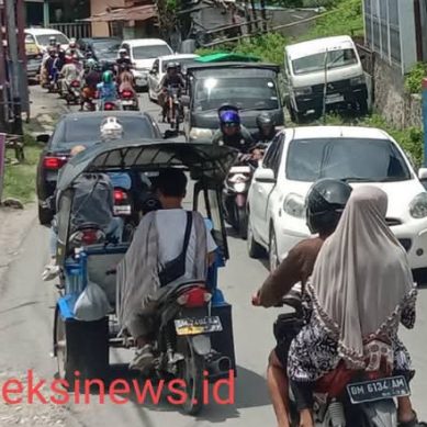 Perayaan Ketupat, Kendaraan Di Jalan Raja Eyato – Batudaa Padat Dan Macet