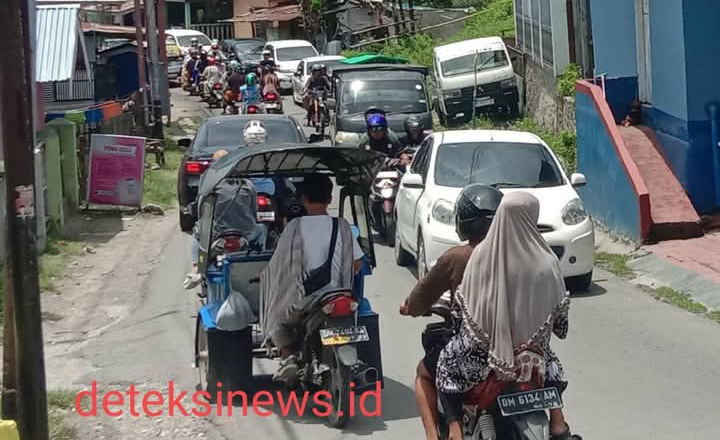 Perayaan Ketupat, Kendaraan Di Jalan Raja Eyato – Batudaa Padat Dan Macet