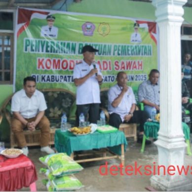 Wabup Iwan Adam Serahkan Bantuan Benih Ke Koptan Di Patilanggio