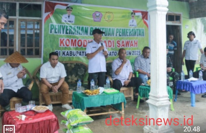 Wabup Iwan Adam Serahkan Bantuan Benih Ke Koptan Di Patilanggio