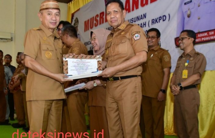 Bupati Saipul Mbuinga Beri penghargaan Perangkat Daerah Berinovasi
