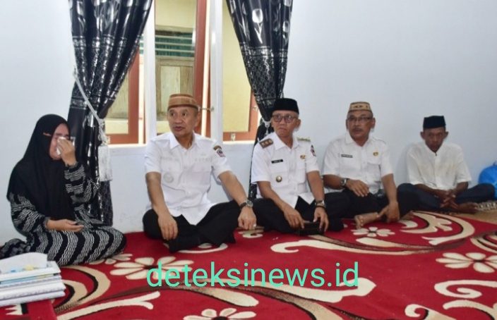 Kerumah Duka Almarhumah Regina Malaka, Bupati Saipul Mbuinga Dan Wabup Iwan Adam Sampaikan Belasungkawa