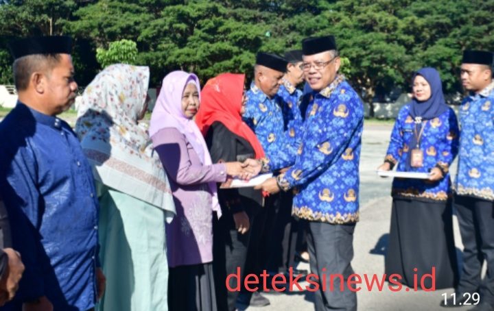 Plh Sekda Serahkan SK Pensiun Yang Telah Meninggal Dunia