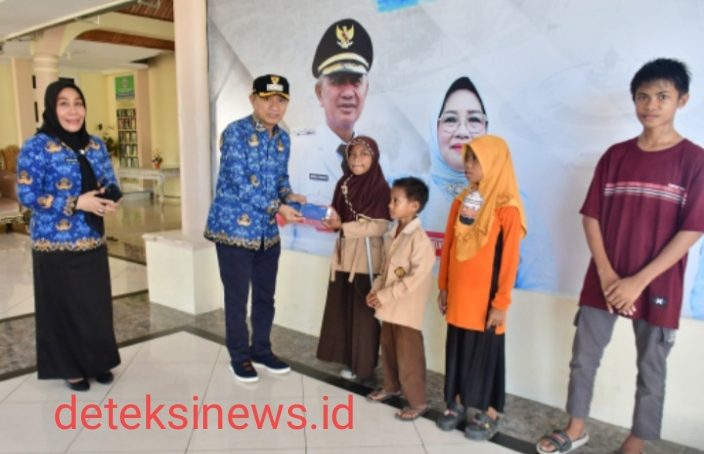 Bupati Saipul Mbuinga Serahkan Bantuan Atensi Yapi Kepada 277 Penerima Di Pohuwato
