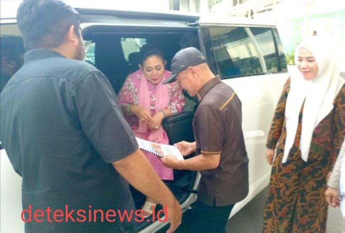 Usul Alsintan Bupati Pohuwato Saipul Mbuinga Serahkan Proposal Bantuan Kepada Ketua Komisi IV DPR-RI
