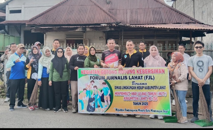 Dalam Rangka Sambut HUT Lahat Ke-156, FJL Gotong Royong Kebersihan Bersama OPD DLH dan Kantor Camat